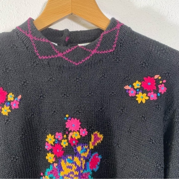 Northern Isles Portraits Womens Hand Knit Black Size Large Floral Sweater Warm - Picture 4 of 15